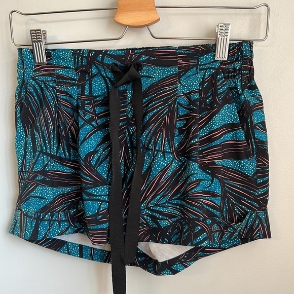 Lululemon Spring Break Away Short SZ 4 - Picture 4 of 7